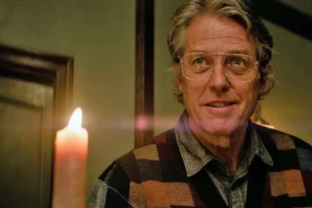 A A24 lançou o primeiro trailer de seu mais recente filme de terror “Heretic”, estrelado por Hugh Grant como um homem que é visitado por dois jovens missionários mórmons (Chloe East e Sophie Thatcher), que ele então submete a uma intensa série de jogos psicológicos.