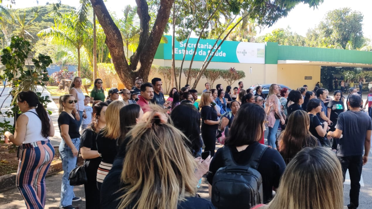 Demitidos após troca de OS no Hugo fazem protesto para receberem acerto