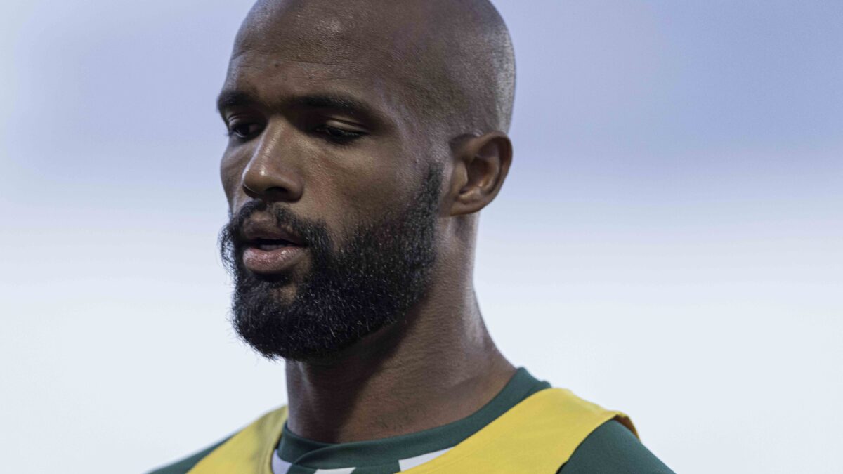 Zagueiro Messias no clássico contra o Vila Nova