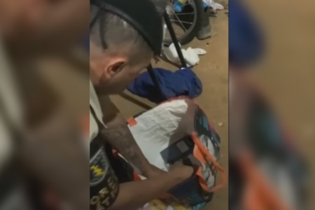 Polícia encontra drogas escondidas em casinha de cachorro (Foto: Reprodução)