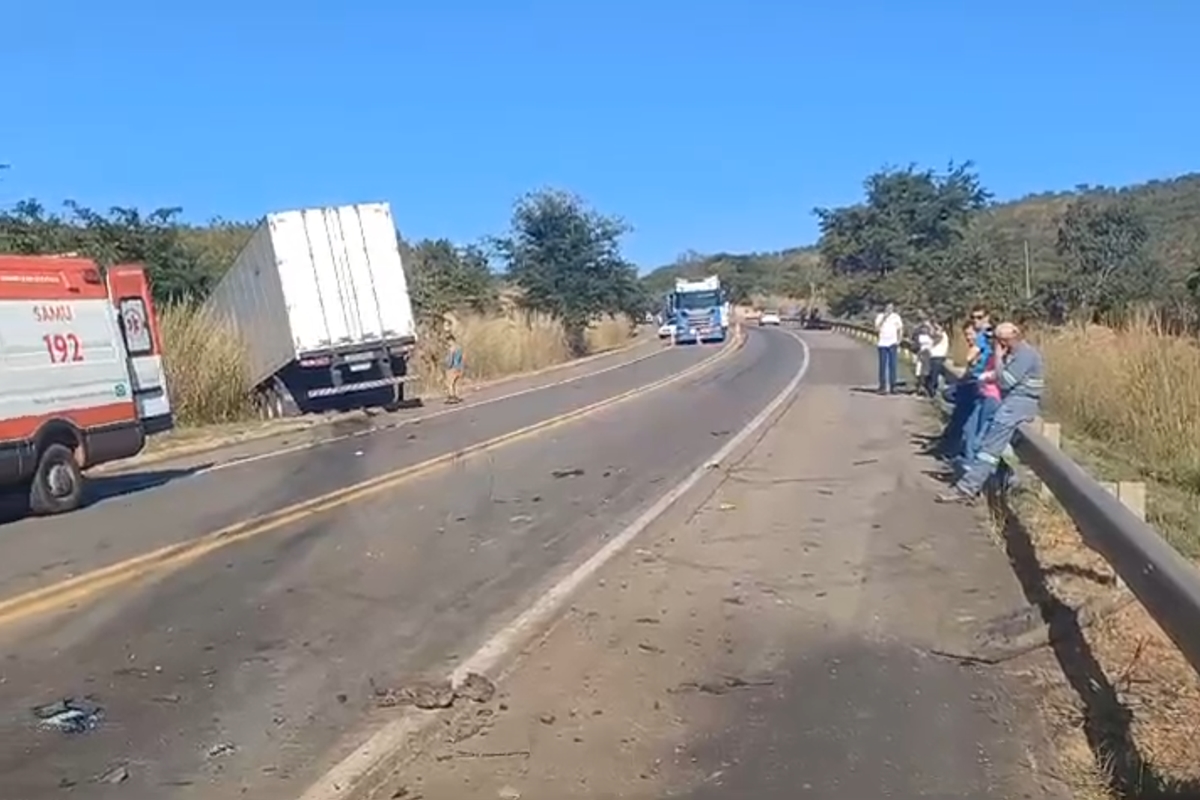 Colisão frontal entre carro e caminhão deixa três mortos na BR-080, em Barro Alto