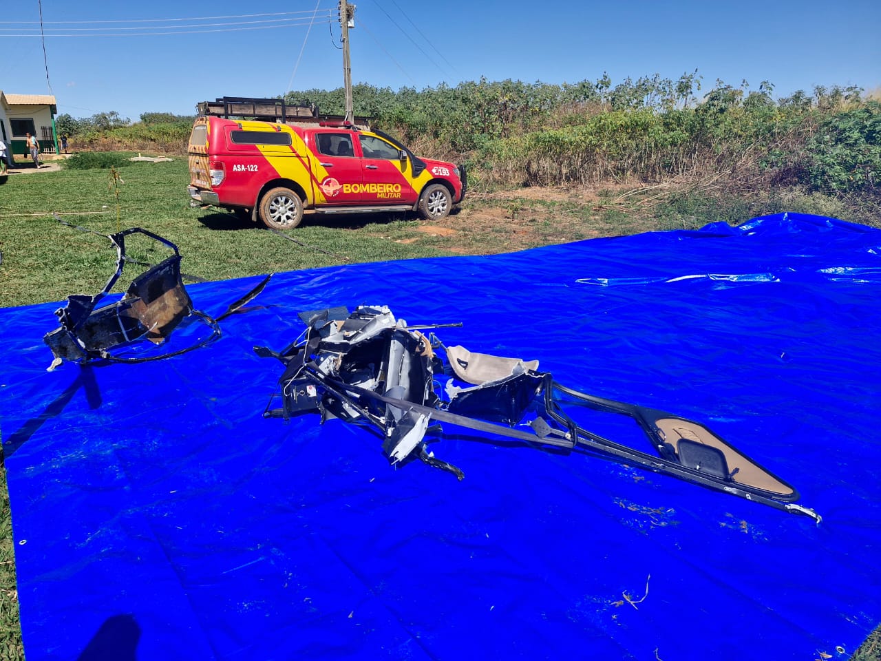 Helicóptero que transportava empresários é encontrado submerso em lagoa de Goiás