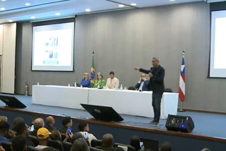 Gayer compara nordestinos com galinhas que recebem 'migalhas' de governo da esquerda