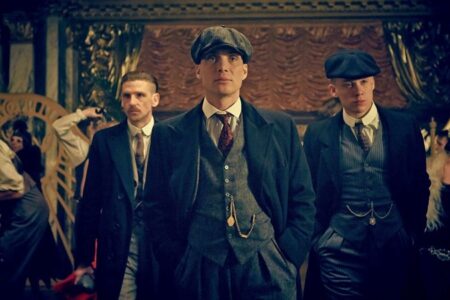 O vencedor do Oscar, Cillian Murphy, retornará como o temível gangster Thomas Shelby no filme “Peaky Blinders” da Netflix. O longa vai se passar após os eventos da série e será dirigido por Tom Harper (“Heart of Stone”), que dirigiu episódios da primeira temporada em 2013.