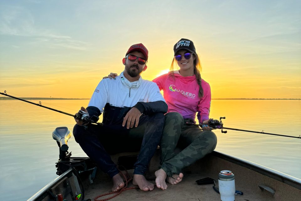 Bia Ribeiro e Luiz Henrique durante pescaria 