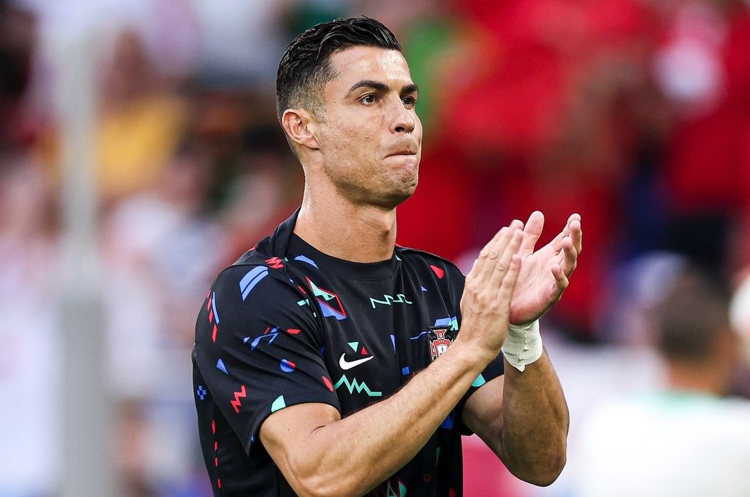 Torcedor quase atinge Cristiano Ronaldo ao pular da arquibancada; veja o vídeo