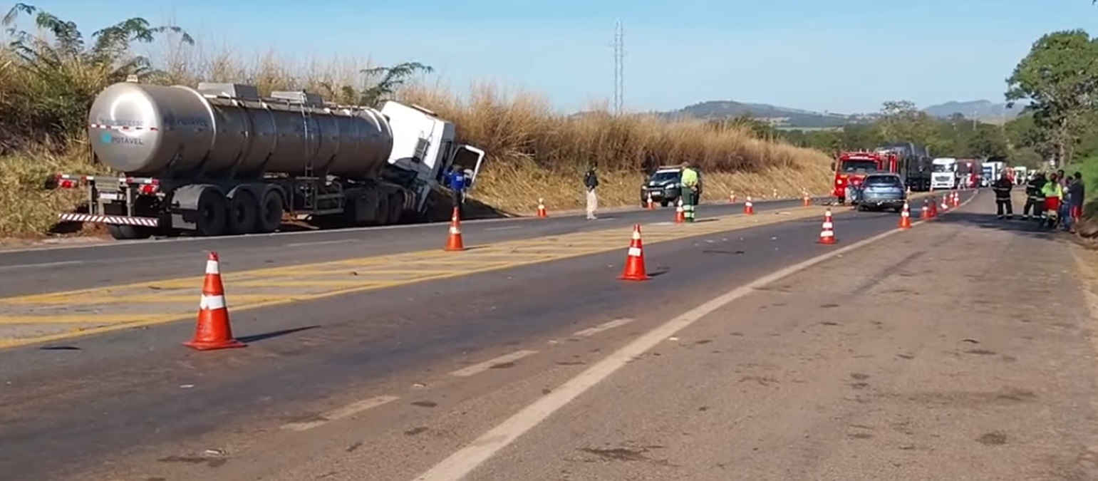 Feirante morre em acidente com carreta-tanque no trevo de Itapaci, na BR-153