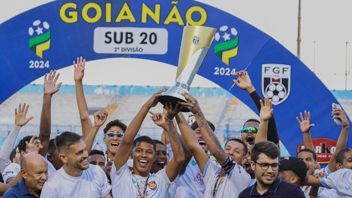 Jogadores do Grêmio Anápolis comemorando título