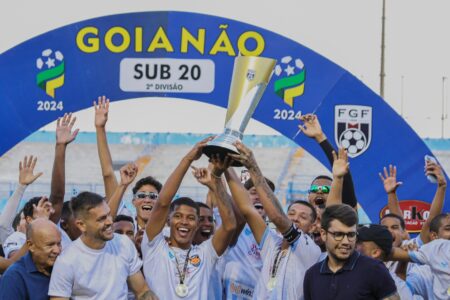 Jogadores do Grêmio Anápolis comemorando título