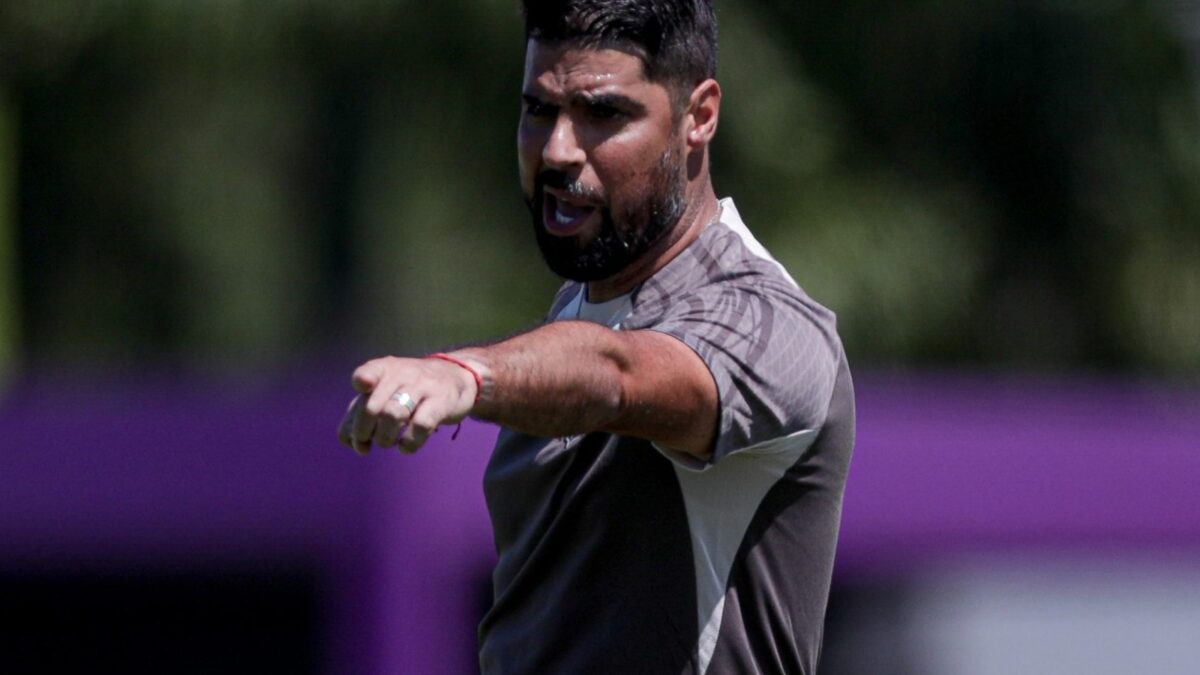 Antonio Oliveira comandando treino do Corinthians