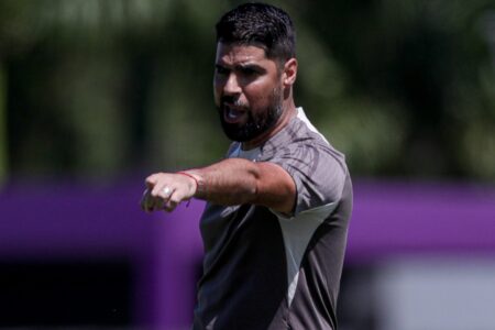 Antonio Oliveira comandando treino do Corinthians