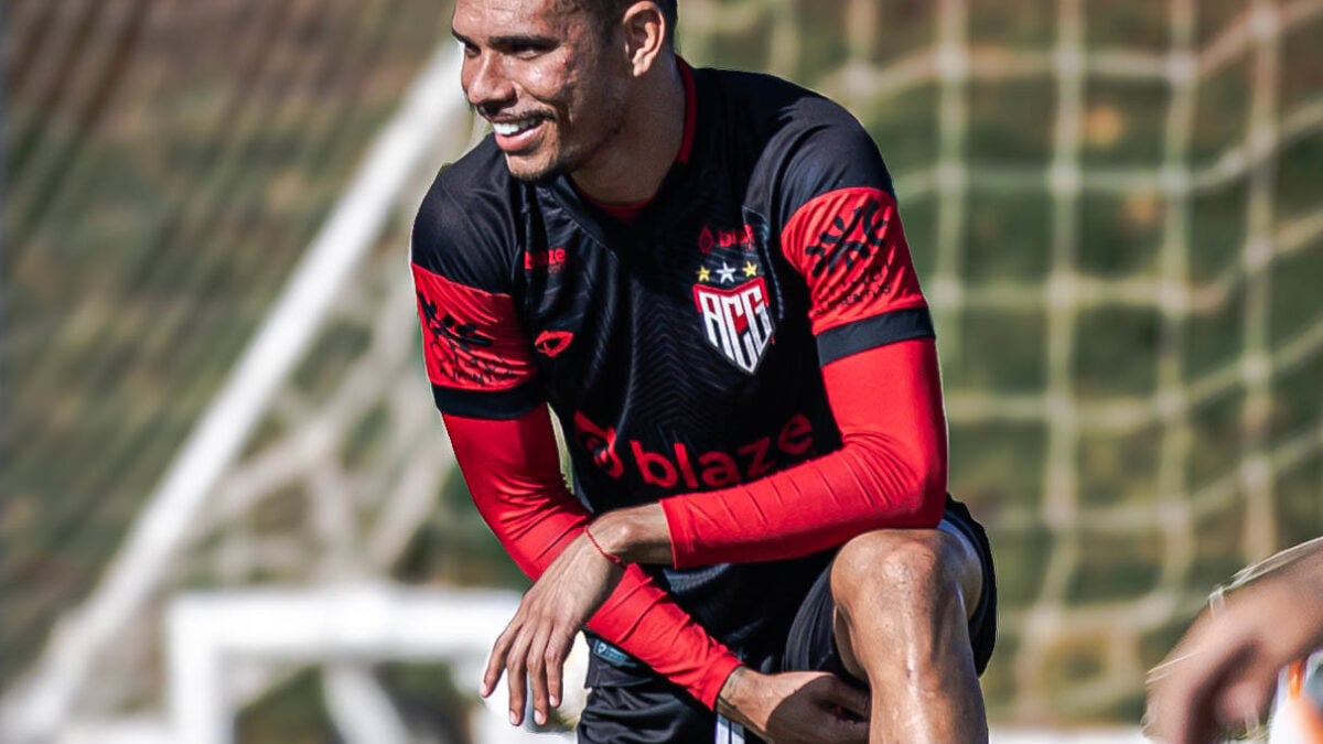 Luiz Fernando sorrindo durante aquecimento