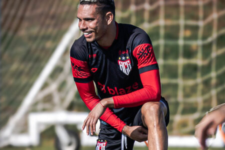 Luiz Fernando sorrindo durante aquecimento