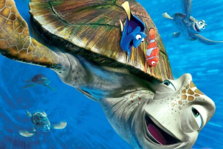 Depois de brinquedos, insetos e monstros a Pixar mergulha nas profundezes do oceano – especificamente na costa de corais da Austrália – para contar uma história de pai e filho. O filme já começa com um soco no estômago ao mostrar a morte da mãe e dos irmãozinhos do protagonista, e desde já, solidifica dois temas que estarão presentes ao longo de toda a narrativa: proteção e medo.