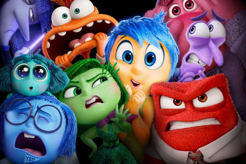 O primeiro "Divertida Mente" é uma dessas produções geniais da Pixar que nos apresenta um conceito comum à todos os seres humanos, mas transmitidos através de uma ideia inovadora e criativa. Somos apresentados às emoções dentro da cabeça da Riley, uma menina de 11 anos em um processo de encarar a mudança de cidade e a nova adaptação à escola e novos amigos. Quase dez anos depois, a Pixar lança esta continuação que promete lidar com novas emoções no contexto da adolescência, em um momento onde a puberdade vem com tudo e coloca Riley no ensino médio em uma tremenda ansiedade para se envolver com o novo time de hockey e se parecer bem, e descolada, diante das meninas populares.
