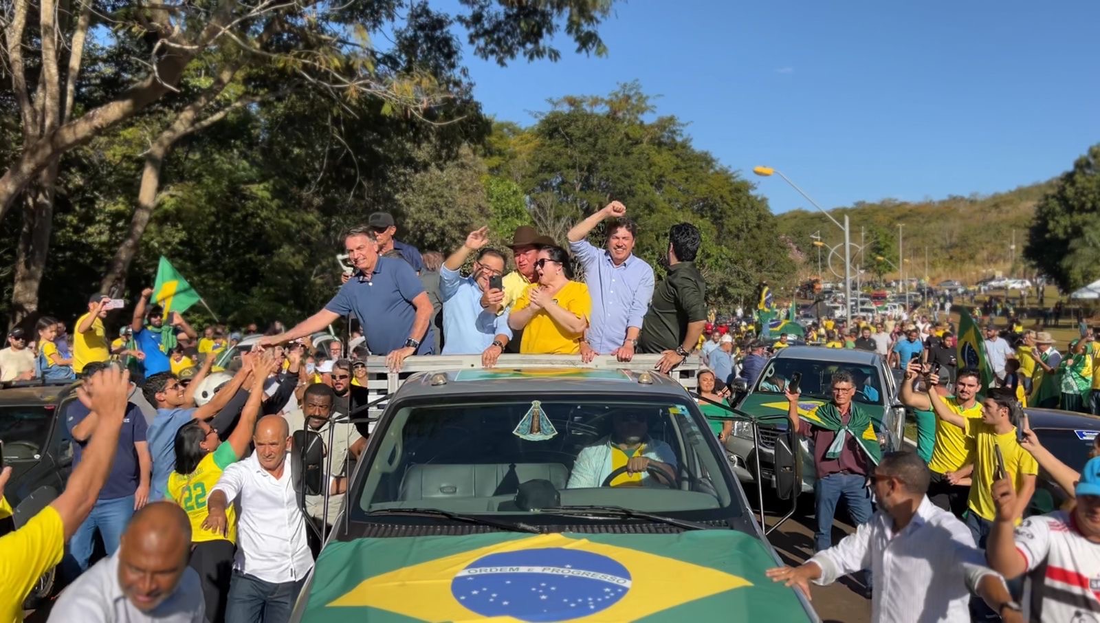 Bolsonaro lidera grande carreata em Jataí 