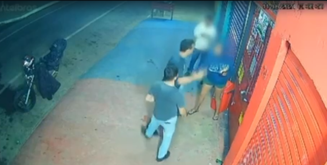 Policial penal armado é preso após ser filmado espancando mulher junto com amigo, em Senador Canedo