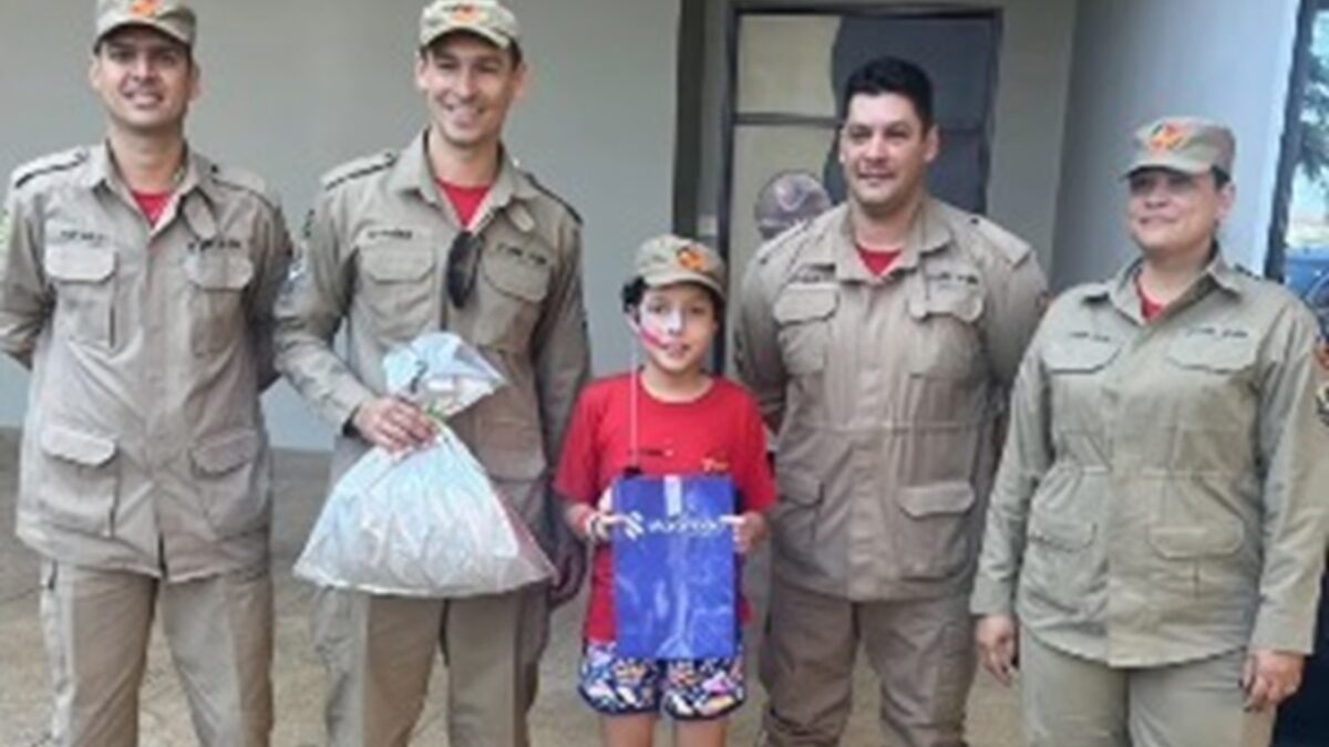 Bombeira mirim goiana recebe visita de militares durante tratamento contra câncer Estamos todos orando e acreditando na sua recuperação CBMGO
