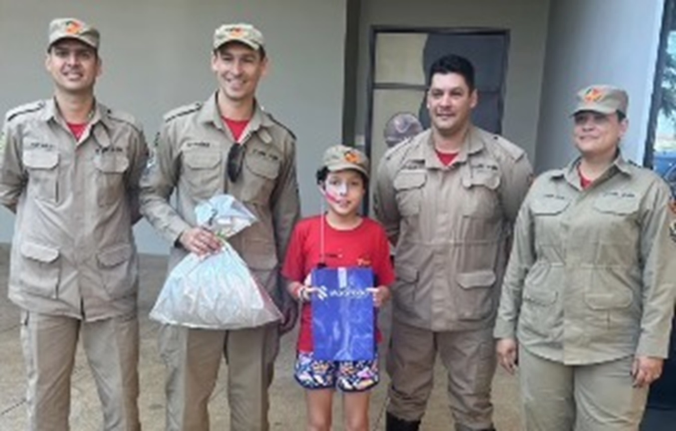 Bombeira mirim goiana recebe visita de militares durante tratamento contra o câncer em SP