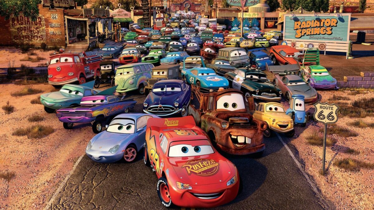 “Carros” foi um sucesso de bilheteria, mas conseguiu fazer muito mais dinheiro com brinquedos e produtos relacionados. E é um filme que para alguns quebra a hegemonia de obras-primas da Pixar desde sua estreia com “Toy Story” em 1995. Particularmente, eu amo o primeiro “Carros”.