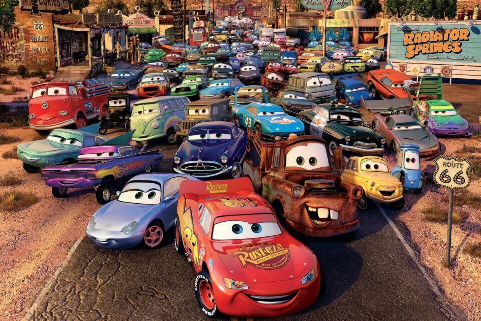 “Carros” foi um sucesso de bilheteria, mas conseguiu fazer muito mais dinheiro com brinquedos e produtos relacionados. E é um filme que para alguns quebra a hegemonia de obras-primas da Pixar desde sua estreia com “Toy Story” em 1995. Particularmente, eu amo o primeiro “Carros”.