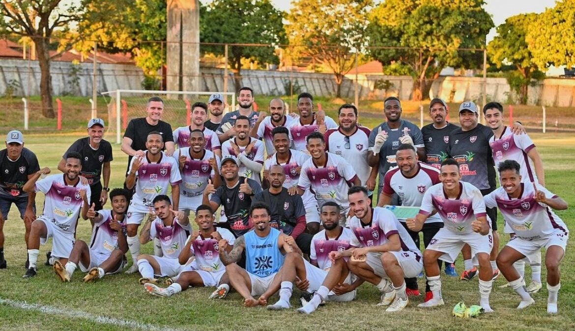 Elenco do Inhumas comemorando a vitória