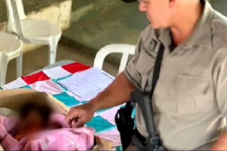 Bebê encontrada em caixa de papelão recebe alta de maternidade em Senador Canedo Criança segue para o processo de adoção