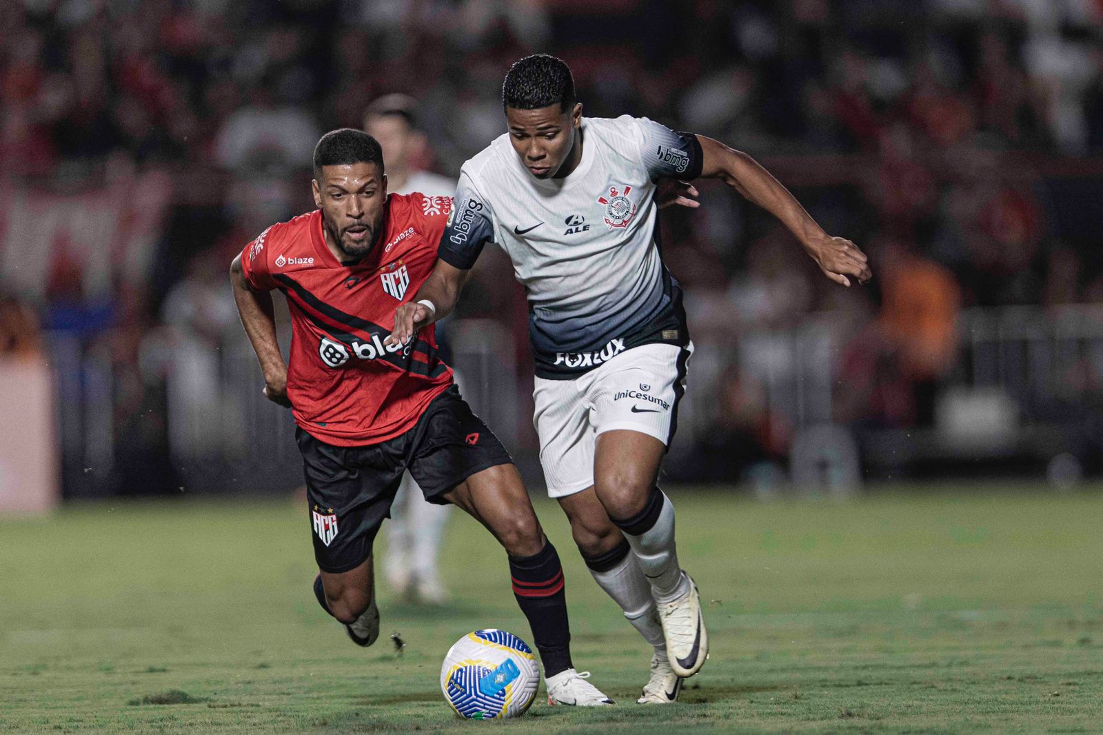 Corinthians marca duas vezes, mas Atlético Goianiense busca empate na reta final