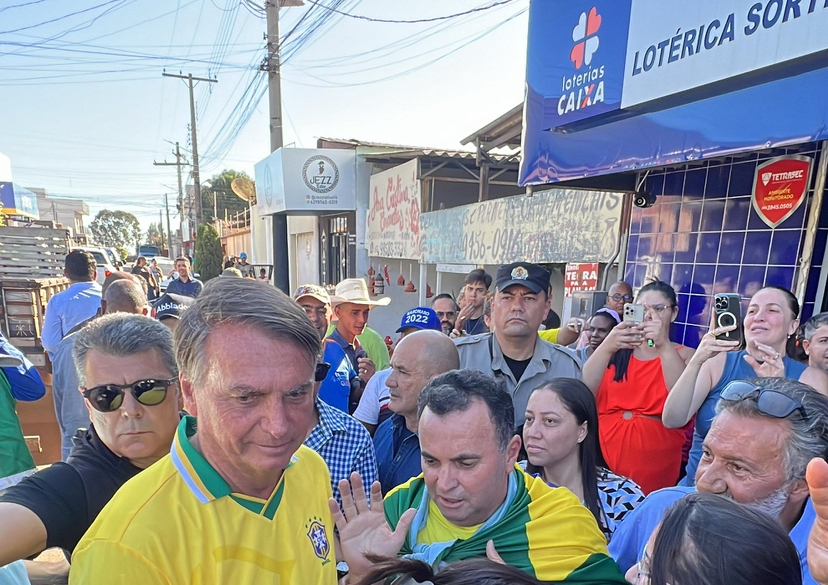 Bolsonaro aposta na Mega-Sena em Goianápolis e causa alvoroço 