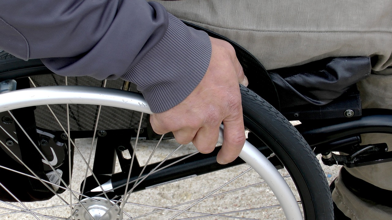 Homem é condenado por ser negligente com a mãe, que tinha câncer, Parkinson e depressão