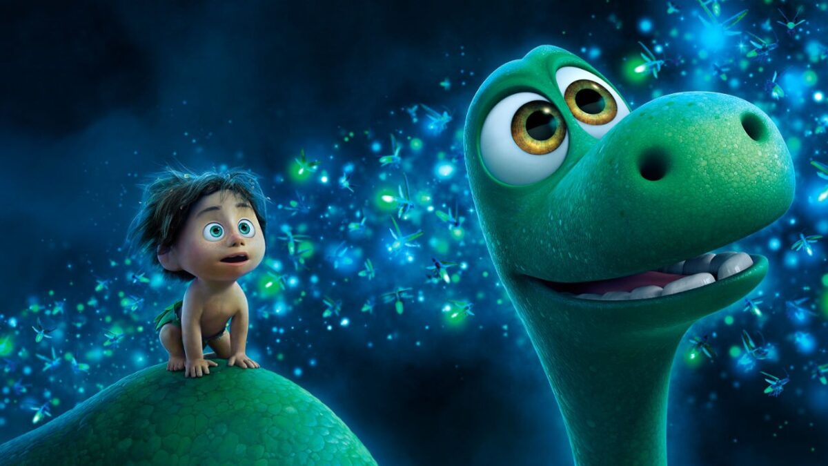 “O Bom Dinossauro” talvez seja o filme menos celebrado, e menos lembrado, da história da Pixar. Lançado em um ano onde tivemos “Divertida Mente”, esta obra dirigida por Peter Sohn passou desapercebida e se tornou um dos poucos fracassos financeiros da empresa até hoje. O longa arrecadou apenas $332 milhões mundialmente para um orçamento de quase $200 milhões. Não se pagou.