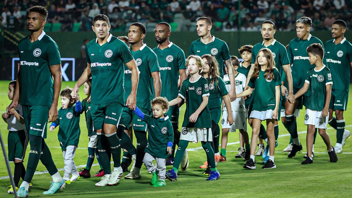 Elenco do Goiás entrando em campo