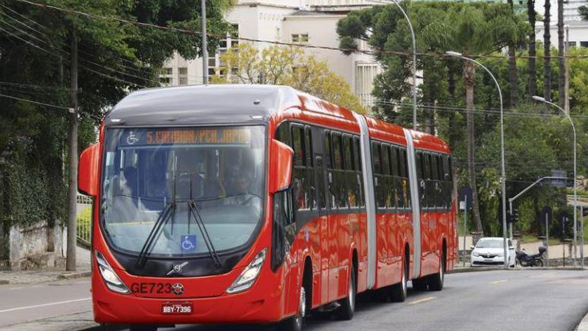 Homem morreu após levar golpes de facas em um ônibus de Curitiba na noite de domingo (16) - Divulgação/Prefeitura de Curitiba