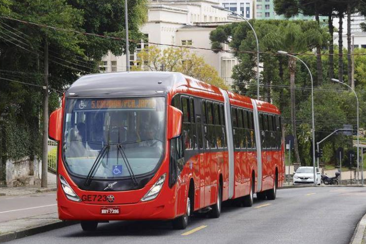 Homem é morto dentro de ônibus após defender vítimas de homofobia, em Curitiba