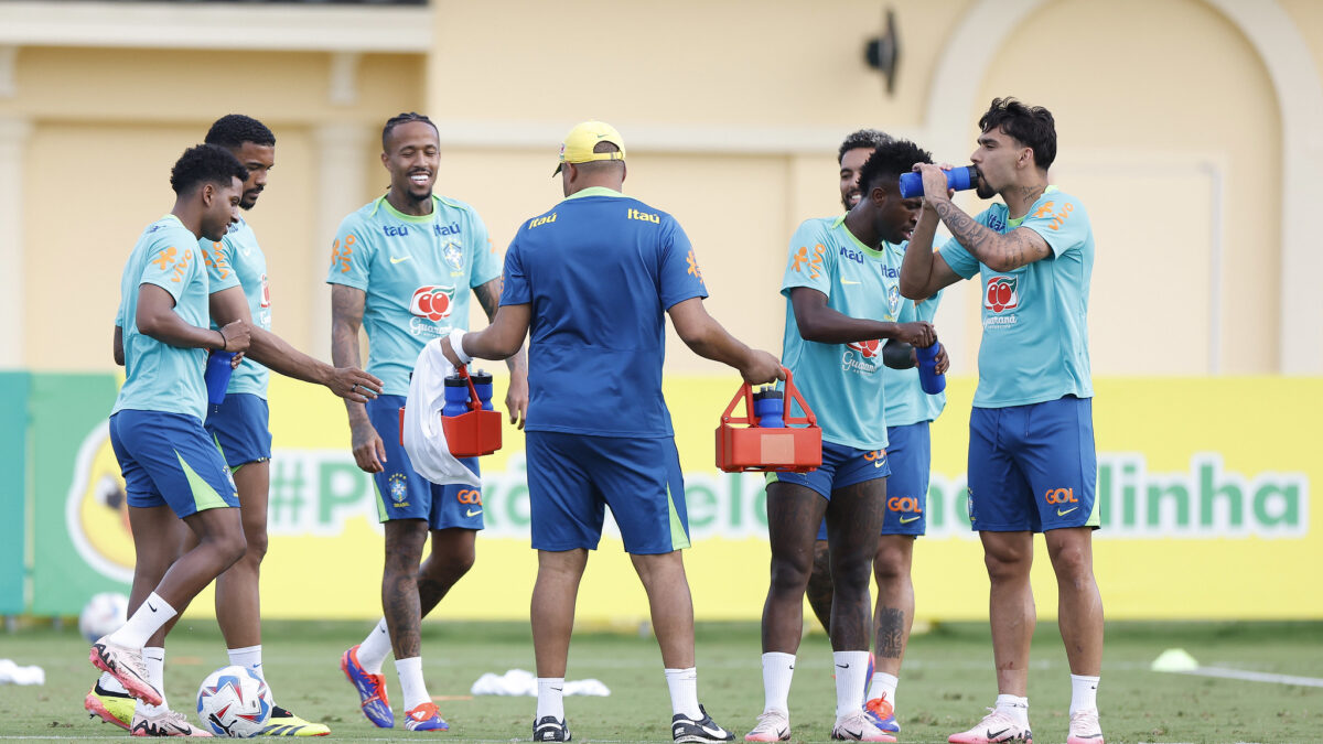 Jogadores da Seleção Brasileira se hidratando durante treino
