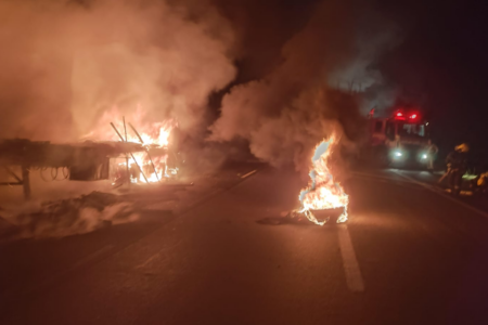 Incêndio destrói carreta na BR-153, entre Goiânia e Anápolis