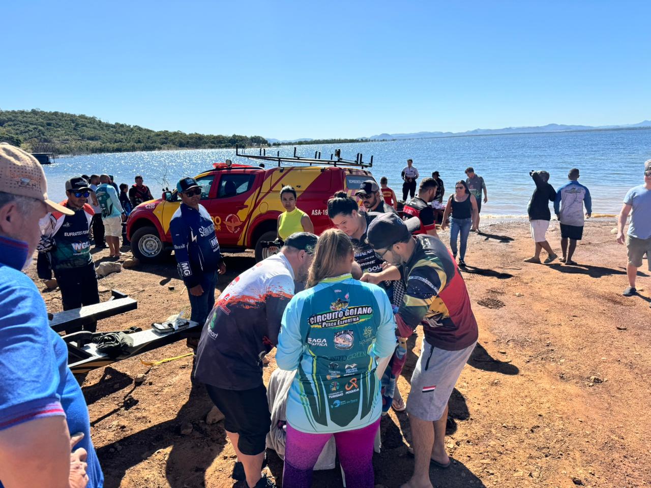 Casal fica horas à deriva após barco afundar no lago de Serra da Mesa, em Niquelândia