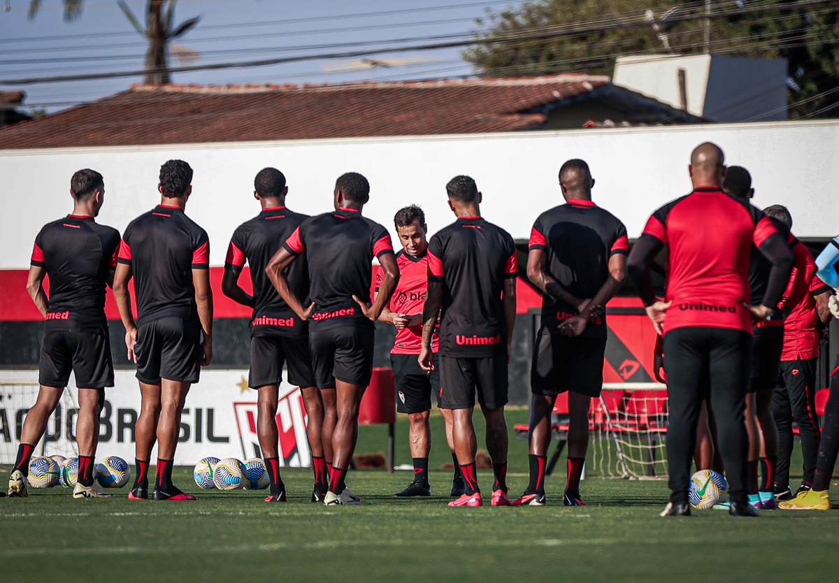 Com dois desfalques, Atlético Goianiense possui dúvidas na escalação para duelo contra Atlético-MG