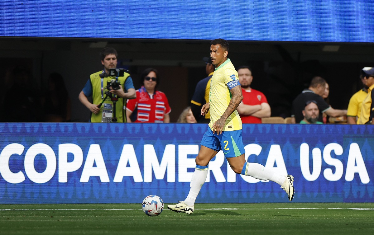 Capitão do Brasil bate boca com torcedor após jogo, e Neymar intervém