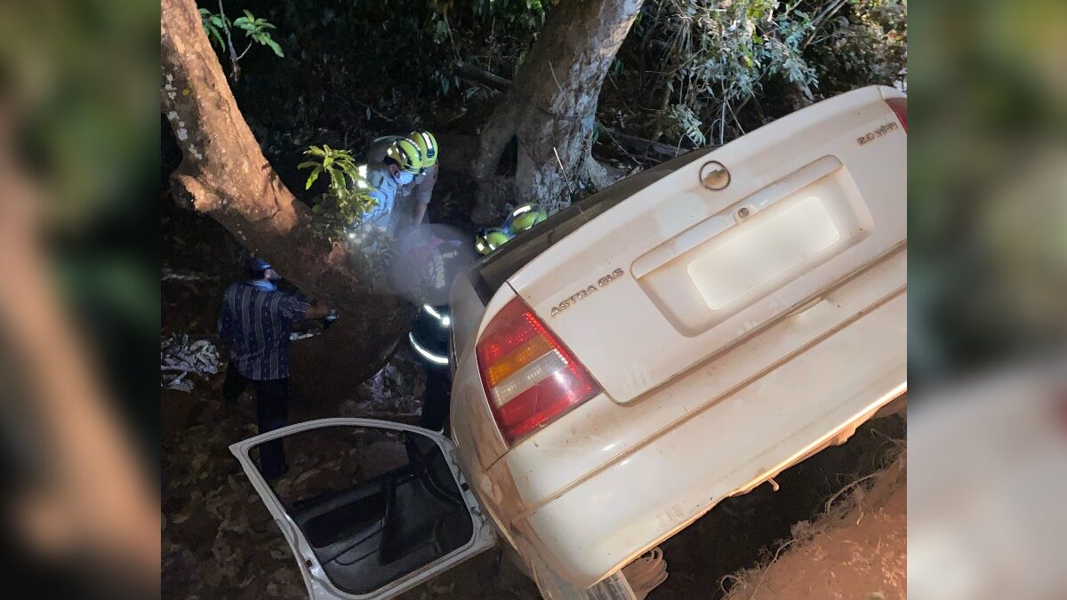 Carro que caiu de ponte no povoado do Barreiro, em Goianésia (Foto: Divulgação)