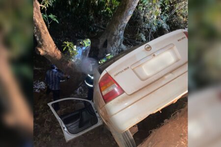 Carro que caiu de ponte no povoado do Barreiro, em Goianésia (Foto: Divulgação)