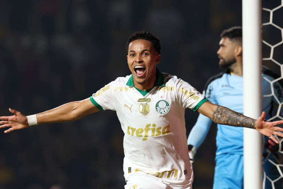Lazaro comemorando gol marcado pelo Palmeiras