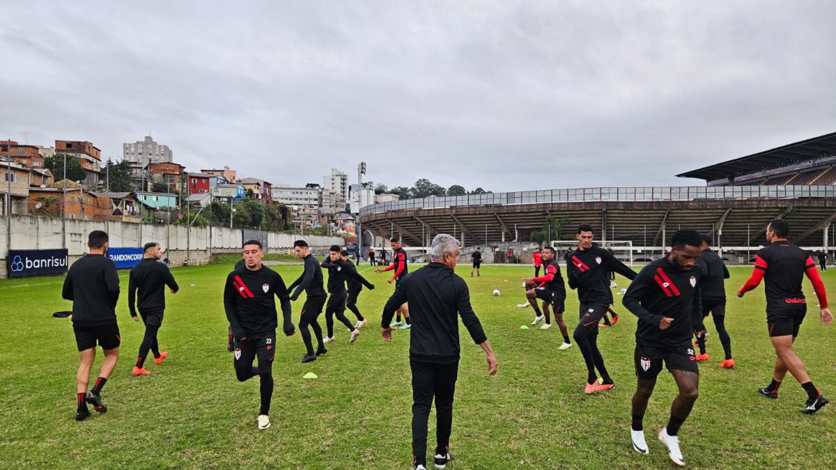 Jogadores do Atlético Goianiense aquecendo em Caxias