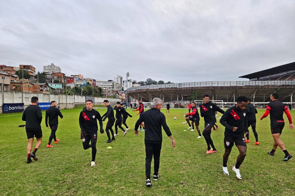 Jogadores do Atlético Goianiense aquecendo em Caxias