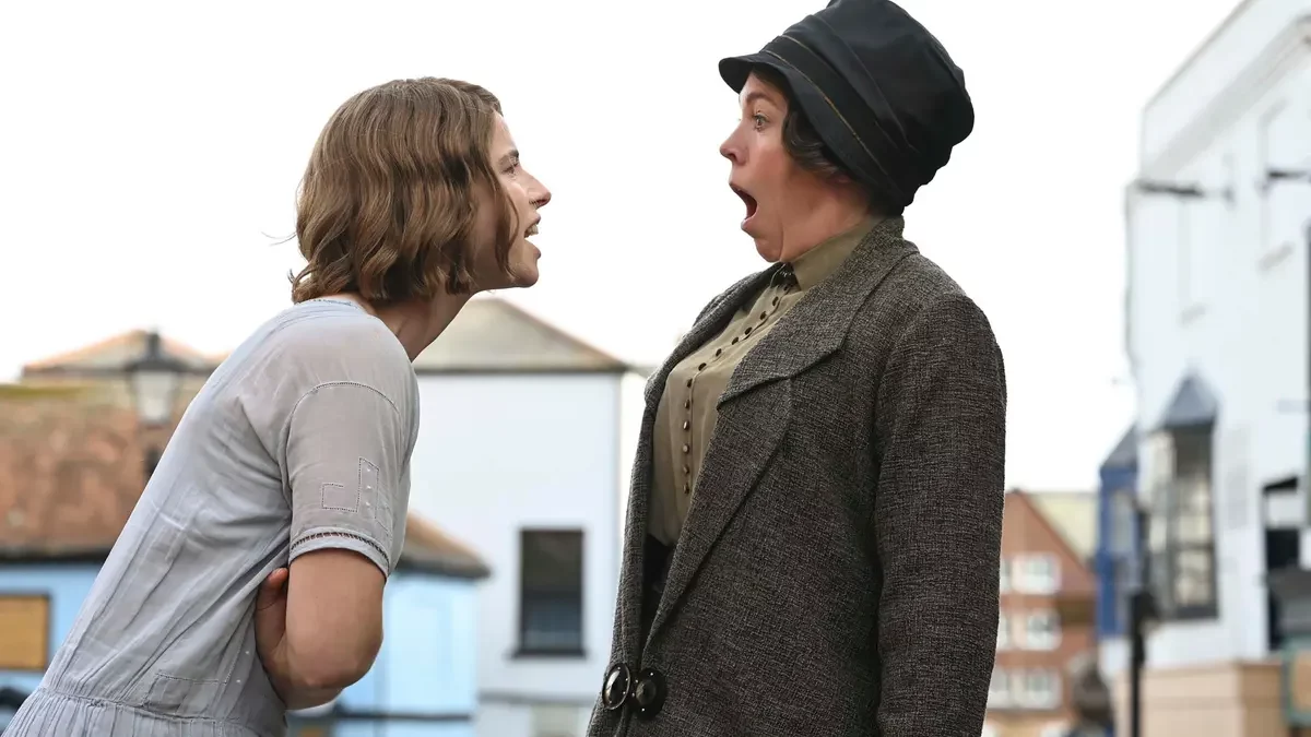 A comédia “Pequenas Cartas Obscenas” acaba de ganhar trailer oficial divulgado pela Sony. O filme, que chega exclusivamente aos cinemas, é estrelado pela vencedora do Oscar, Olivia Colman.