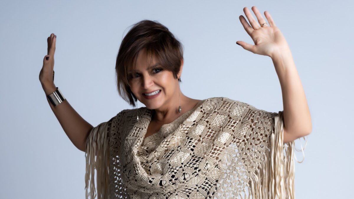 Maria Eugênia, a Voz de Goiás, comemora 30 anos de carreira com show gratuito em três capitais
