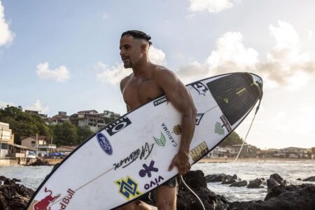 Italo Ferreira com prancha de surfe