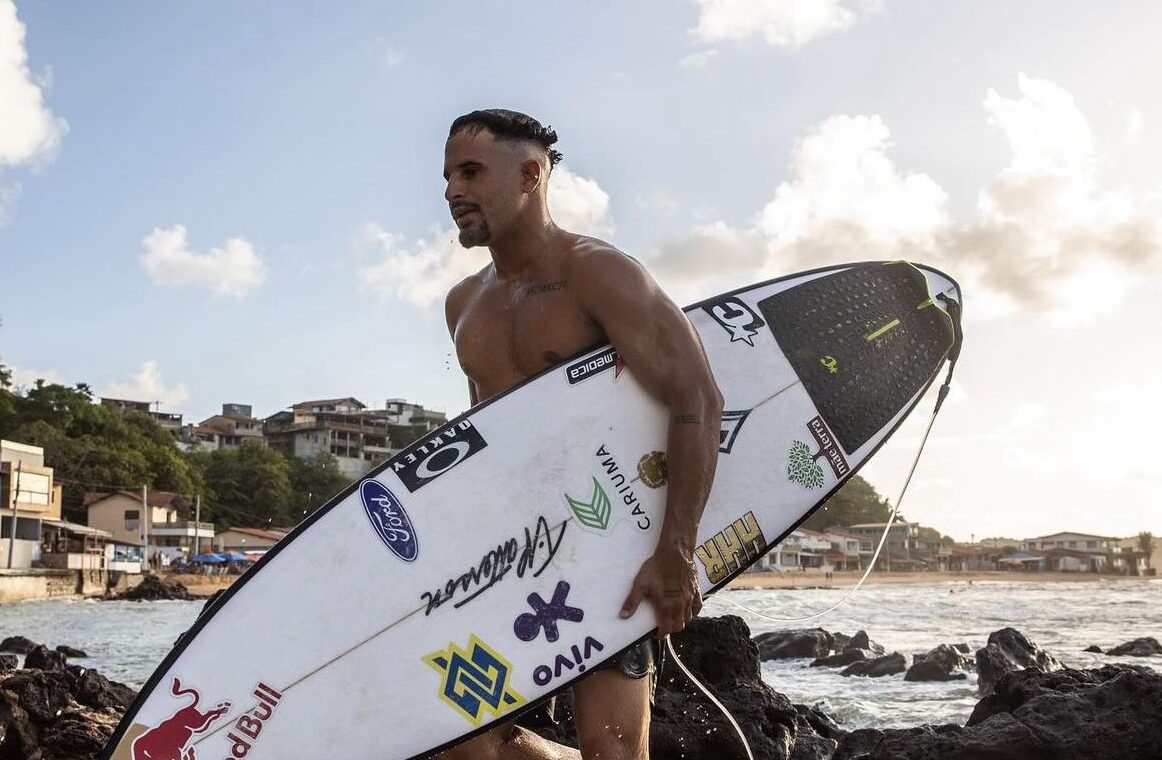 Italo diz ter de ‘baixar nível’ do surfe em polêmica com juízes da WSL