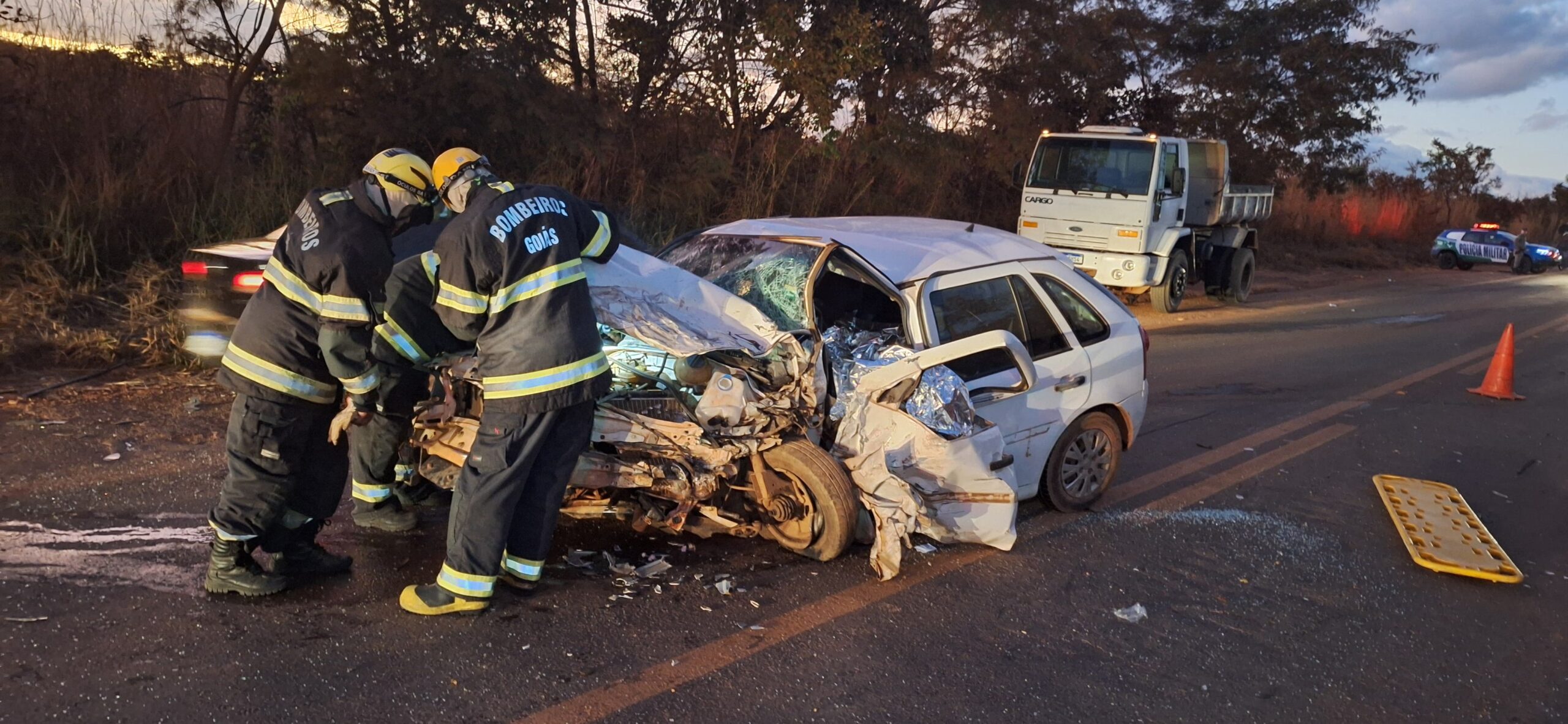 Acidente entre dois carros deixa um morto e dois feridos na GO-521, em Cidade Ocidental