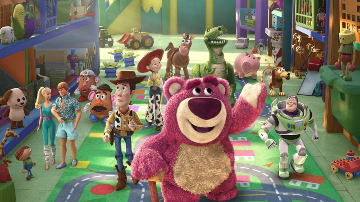 “Toy Story 3” marca o fim da chamada “Era de Ouro da Pixar”, com uma trajetória perfeita de obras magistrais e inesquecíveis desde o seu lançamento em 1995 com o primeiro “Toy Story”. Depois daqui a Pixar foi indo de altos e baixos com alguns filmes apenas ok e outros que são de fato obras-primas. E “Toy Story 3” também é memorável por ser o terceiro capítulo de uma franquia e conseguir ser, em minha opinião, o melhor exemplar de todos os quatros longas já lançados de “Toy Story”.